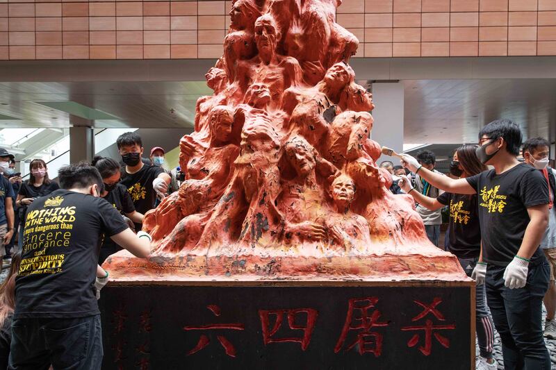直至2021年「八九六四」32周年，港大學生依然可以在「六四」前夕擦洗「國殤之柱」。（張仕仁攝）