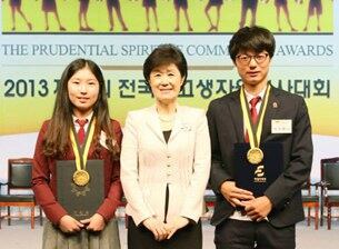 지난달 한국 고등중학생 자원봉사대회에서 대상을 탄 염하룡 학생(오른쪽). 