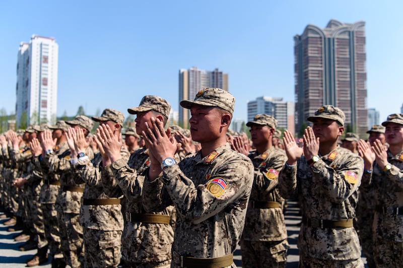 북한 군인들이 조선인민혁명군 창건 93주년 기념행진에 참가하고 있다.