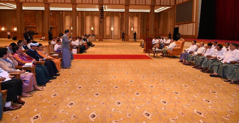 စစ်ကောင်စီဥက္ကဋ္ဌ ဗိုလ်ချုပ်မှူးကြီး မင်းအောင်လှိုင်နှင့် မှတ်ပုံတင်ခွင့်ပြုပြီး နိုင်ငံရေးပါတီများမှ တာဝန်ရှိသူများ ၂၀၂၄ ခုနှစ် ဇန်နဝါရီလ ၆ ရက်နေ့က တွေ့ရစဥ်။ (Photo: Myanmar Military)