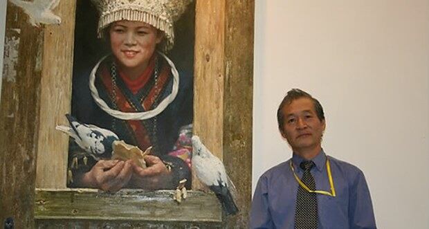 북한 최고의 미술창작단체인 만수대창작사 소속 공훈예술가 최명식 화백이 작품 앞에서 포즈를 취하고 있다. 