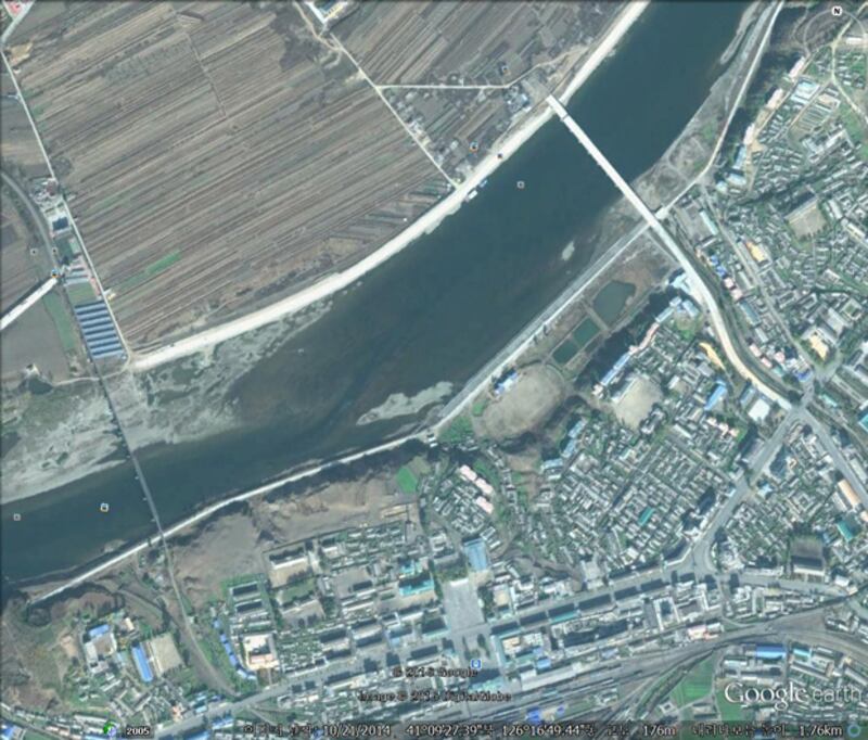 중국 지안시와 북한 만포시를 연결하는 고속도로와 철도. 수력발전소 건설과 함께 북-중 경제협력사업의 상징이 되고 있다.