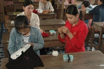 Các cô gái đang học thêu đan bên ngoài Châu Đốc. Nếu không được huấn luyện có nguồn vốn thu nhập, những cô gái này dễ bị gia đình ép buộc làm nghề mãi dâm qua biên giới Campuchia. RFA