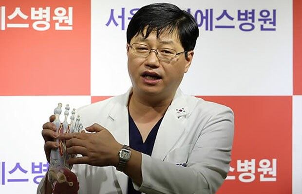 서울 강남구 서울제이에스병원에서 한 의사가 발 염증에 대해 설명하고 있다. 
