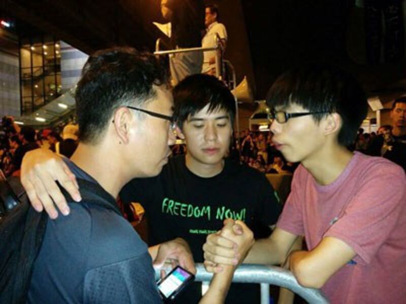 Bạn Thanh Tâm (trái) chia sẻ cùng Joshua Wong tại Hong Kong