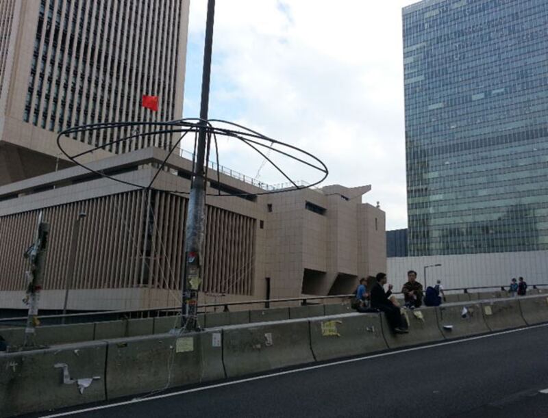 12月9日，根據禁制令，金鐘佔領區將於周四拆除障礙物，而禁制令範圍包含軍營附近的天橋，大部份佔領者已經撤離。（粵語部林靜攝）