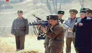 사진은 북한 김정은 제1위원장이 인민군 제1973군부대 산하 2대대 지휘관들의 자동보총 사격훈련을 참관하는 모습. 