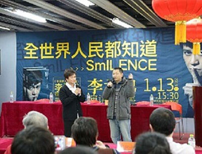 李承鵬翌日在北京舉行簽書會，可以向親友團發言，讀者全被攔在門外。（來自才讓多吉微博）