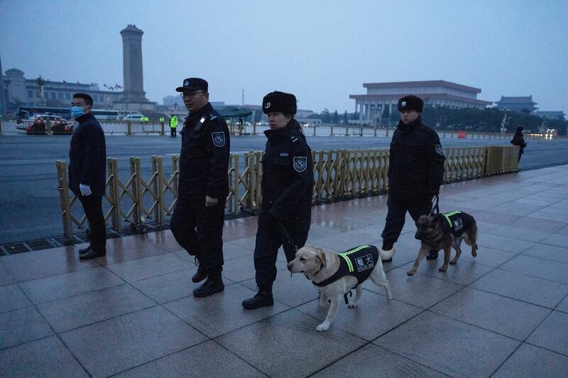 中国人大会  警察  天安门广场 巡逻