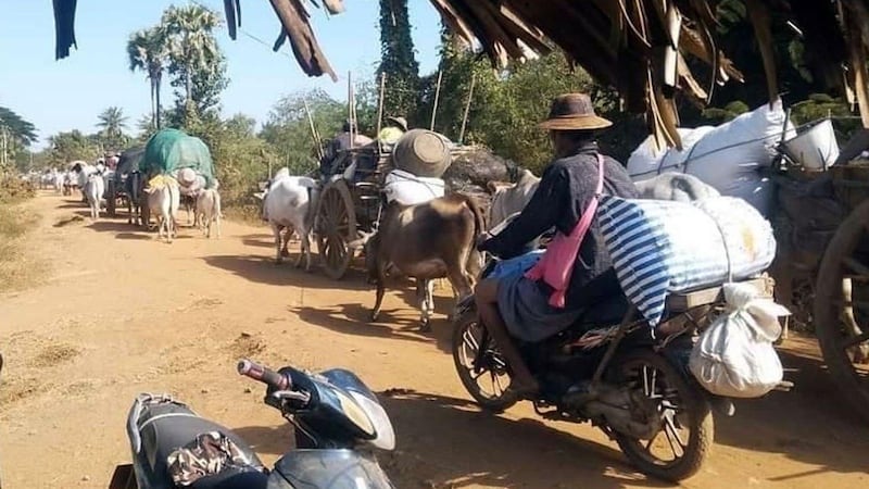 စစ်ကိုင်းတိုင်း၊ ကန့်ဘလူမြို့နယ်တွင် စစ်ကောင်စီတပ် စစ်ကြောင်းထိုးနေသဖြင့် ထွက်ပြေးနေကြရသည့် ဒေသခံများအား ၂၀၂၄ ခုနှစ်၊ ဇန်နဝါရီလ ၁၃ ရက်နေ့က တွေ့ရစဉ်။ (ဓာတ်ပုံ- ကျွန်းလှ တက်ကြွလှုပ်ရှားသူများအဖွဲ့)