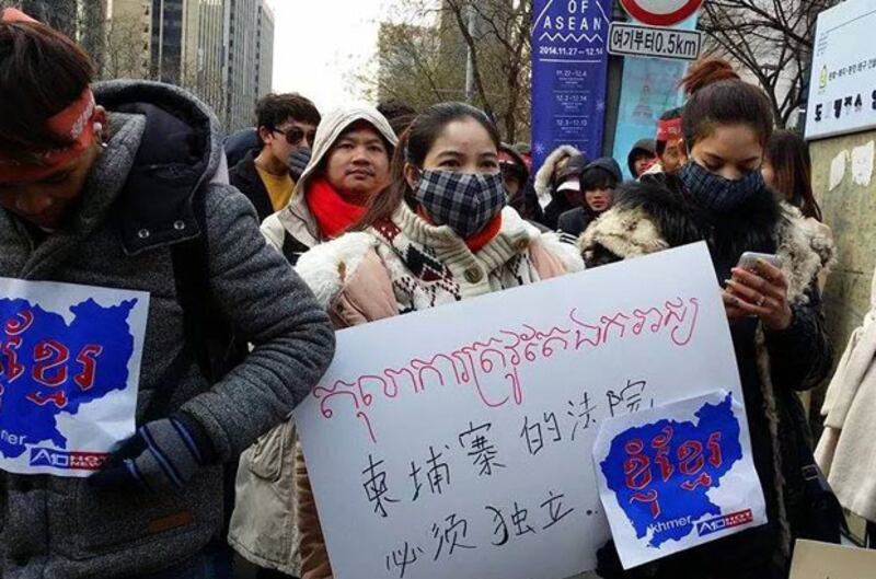 ពលរដ្ឋ​ខ្មែរ​នៅ​សាធារណរដ្ឋ​កូរ៉េ​ខាង​ត្បូង ធ្វើ​បាតុកម្ម​ទាមទារ​ឲ្យ​រដ្ឋាភិបាល​ដោះលែង​សកម្មជន​ដីធ្លី សកម្មជន​នយោបាយ និង​ព្រះសង្ឃ នៅ​ទីក្រុង​សេអ៊ូល នៅ​ថ្ងៃ​ទី​៧ ធ្នូ ២០១៤។