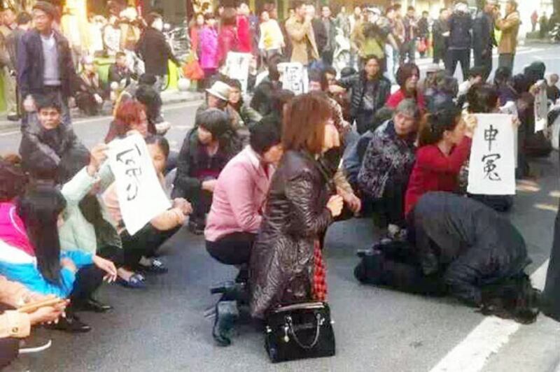 東海島數百名各村村民在法院外替朱惠來父子叫口號及跪地喊冤。(維權人士提供)