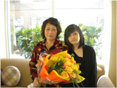 Nhà văn Trần Khải Thanh Thủy (trái) cùng con gái sau khi đến California hôm 24-06-2011.