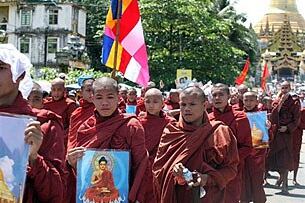 ေ႟ဝြၝရောင် သံဃာိံြင့် လူထု လြပ်ရြားမကြာလတြင် ္ဘငိမ်းခဵမ်းစြာ မေတ္ဇာပိုႛ ဆုတောင်းသော သံဃာမဵား စက်တင်ဘာ ၂၅ရက်နေႛက ရန်ကုန်္ဘမိြႚ၊ ေ႟တြိဂုံ စေတီတော်မြ ဆင်းလ္ဘာပီး ္ဘမိြႚတြင်းသိုႛ စီတန်းလြည့်လည့်ကခဵီတော်မူနေုကပုံ ူဖစ်ပၝသည်။ (Photo: AFP)