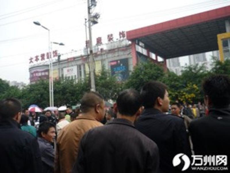 图片： 数百名建材商户堵路抗议。 （中国茉莉花革命网/记者方媛）