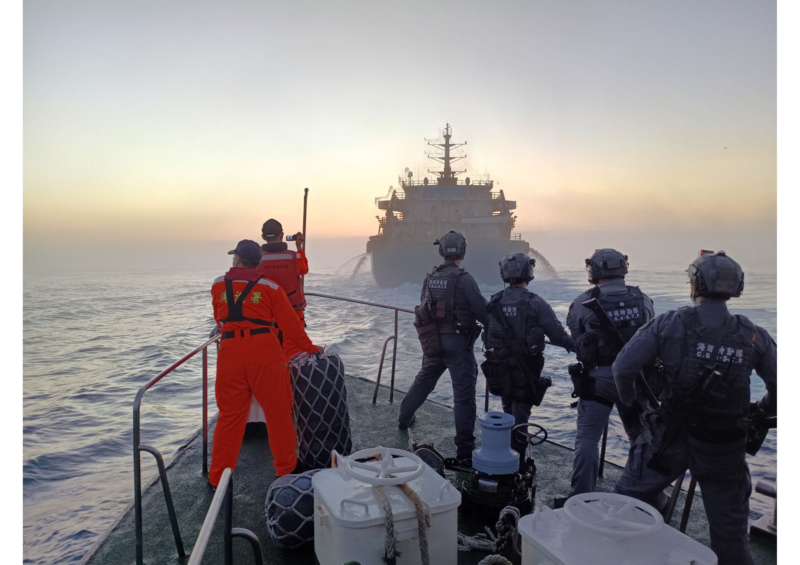 海巡執法艦隊於拂曉出發，查扣入侵台灣灘的中國盜砂船。 （圖片提供／澎湖海巡隊）