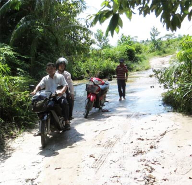 ក្រុម​ការងារ​សមាគម អាដហុក ប្រចាំ​ខេត្ត​កោះកុង​ជិះ​ម៉ូតូ​ឆ្លង​កាត់​ព្រែក។