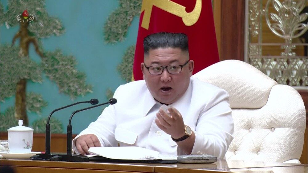 북한은 지난 25일 노동당 중앙위원회 정치국 비상확대회의를 긴급 소집하고, 신종 코로나바이러스 감염증(코로나19) 대응 차원에서 국가비상방역체계를 '최대비상체제'로 전환했다고 조선중앙TV가 26일 보도했다. 김정은 위원장이 당중앙위원회 본부청사에서 직접 회의를 진행하고 있다.