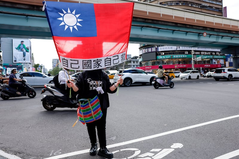 བོད་ཀྱི་དོན་ཚན་བཅུ་བདུན་གྱི་ཆིངས་ཡིག་བཞག་པའི་ཉིན་མོར་ཐའེ་ཝན་ནང་རྔམ་སྟོན་ཁྲོམ་སྐོར་གྱི་ལས་འགུལ་ཆེན་པོ་ཞིག་སྤེལ་ཡོད་པ།