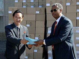 사진은 세계보건기구(WHO)가 북한 내각 보건성에 의약품을 기증하는 모습.