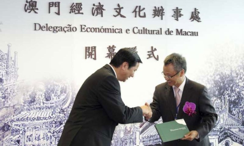 澳门驻处是依据台澳2011年互设办事处换文内容而成立。图左为时任澳门政府社会文化司长张裕，右为时任陆委会港澳处长严重光。（陆委会官网）