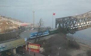 신의주에서 출발한 6량의 정기열차가 단둥역에 도착하기 위해 '중조(북)우의교'를  통과하고 있다.