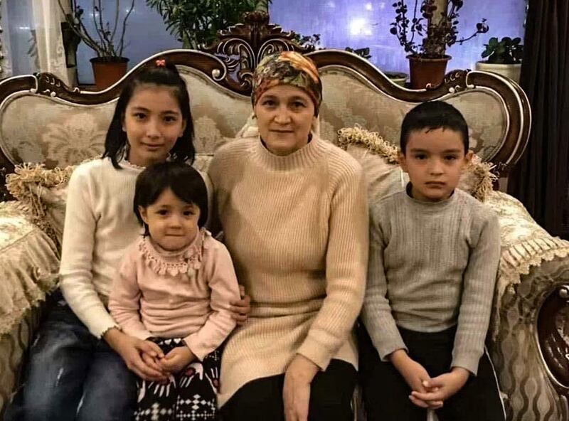 ئۈرۈمچىدە 24-نويابىر بىناغا تۇتاشقان ئوت ئاپىتىدە 19-قەۋەتتە قازا قىلغان (سولدىن) 13 ياشلىق شەھىدە، 5 ياشلىق نەھدىيە، ئۇلارنىڭ ئانىسى 48 ياشلىق قەمەرنىساخان ئابدۇراخمان ۋە 9 ياشلىق ئابدۇراخمان.