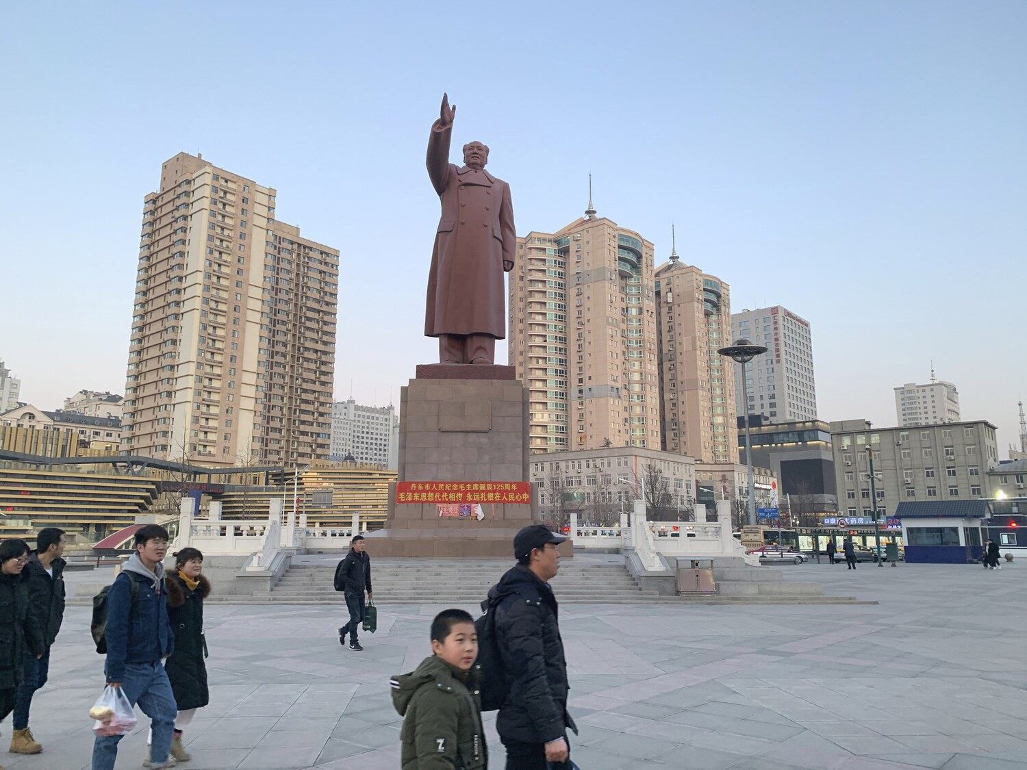 북한과 국경을 마주하고 있는 중국 단둥에서도 신종코로나바이러스 폐렴환자가 여럿 발생한 것으로 알려졌다. 사진은 보행자들이 단둥 기차역 근처 모택동 동상 앞을 지나고 있는 모습.