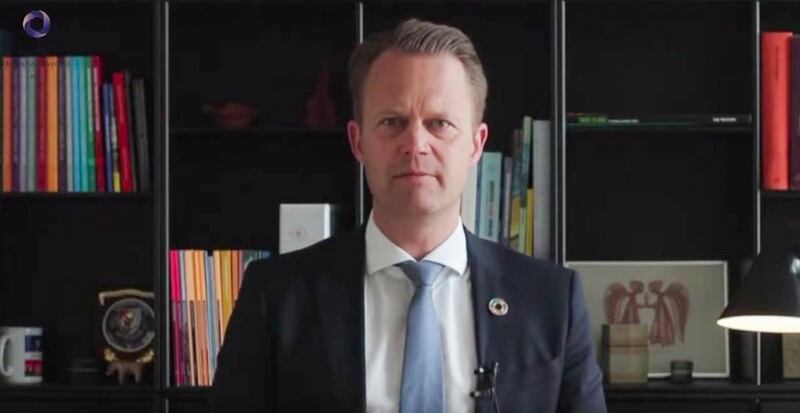 丹麥外交大臣科弗德（Jeppe Kofod）在演講中批評中國對歐盟的製裁很惡劣，並表示要給予強力回應。（哥本哈根民主峰會視頻截圖）