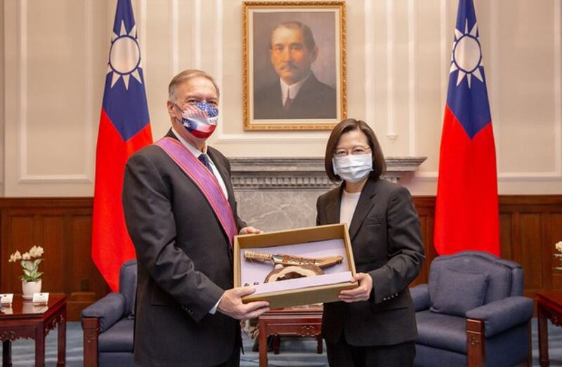 台湾蔡英文总统3日上午颁授美国第70届国务卿蓬佩奥(Michael R. Pompeo)“特种大绶景星勋章”。湾总统府提供