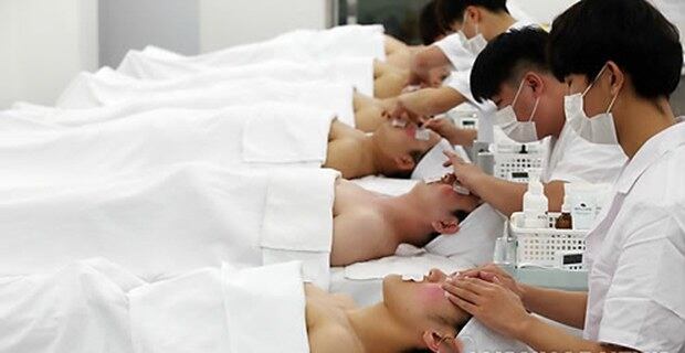 경기도 오산시 오산대학교에서 한국기술자격검정원의 남성 피부미용사 자격증 실기 시험이 실시돼 응시생들이 최선을 다해 시험에 임하고 있다.