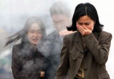 Các nhân viên Trung Quốc chịu đựng mùi hơi hôi cuồn cuộn từ các lỗ thông hơi dưới lòng đất ở phía trước của văn phòng ngay tại trung tâm Bắc Kinh