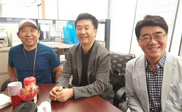 자유아시아방송을 방문한 왼쪽부터 강철호 목사, 강철환 대표, 임창호 목사.
