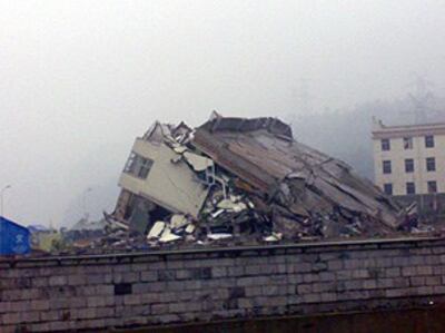 图片：璇口中学校舍倾倒，掩埋了多少年轻的理想？(记者林迪) 