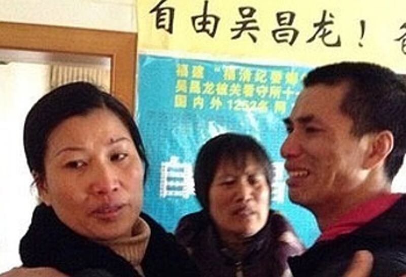 被關押長達12年的福清紀委爆炸案蒙冤者吳昌龍(右),2月8日突被以監視居住獲釋回家。他與家人重聚時,情緒激動。(游精佑提供)