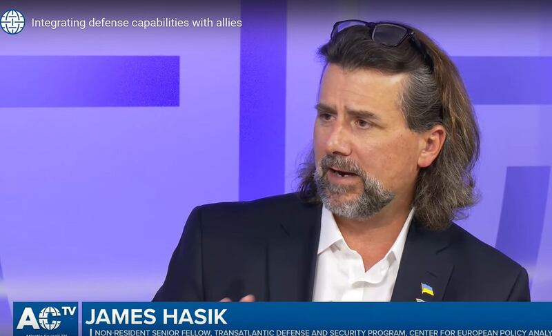 美国华盛顿智库欧洲政策分析中心研究员哈斯克（James Hasik）认为，俄乌战争凸显美国准备不足。（视频截图/大西洋理事会官网）