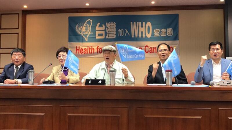 台湾联合国协进会理事长蔡明宪（中）、前副总统吕秀莲（左二）、前行政院长游锡堃（右二）呼吁蔡英文召开国际记者会，对台湾无法出席WHA表态。（记者夏小华摄）