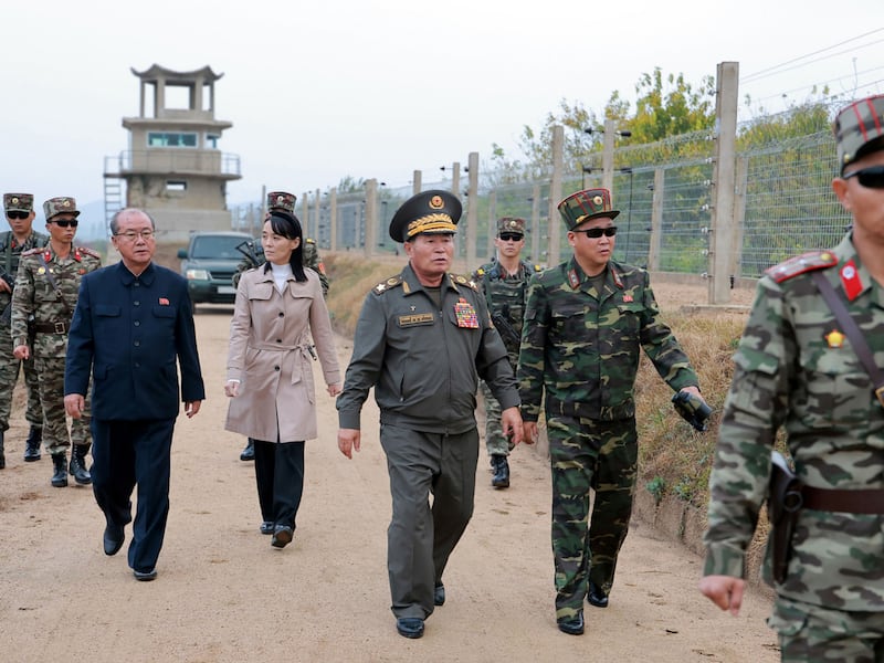김여정 북한 노동당 중앙위원회 부장이 지난 20일, 북한군 주요 지휘관들과 함께 국경 요새화 공사 현장의 주요 지점을 시찰하고 있다.
