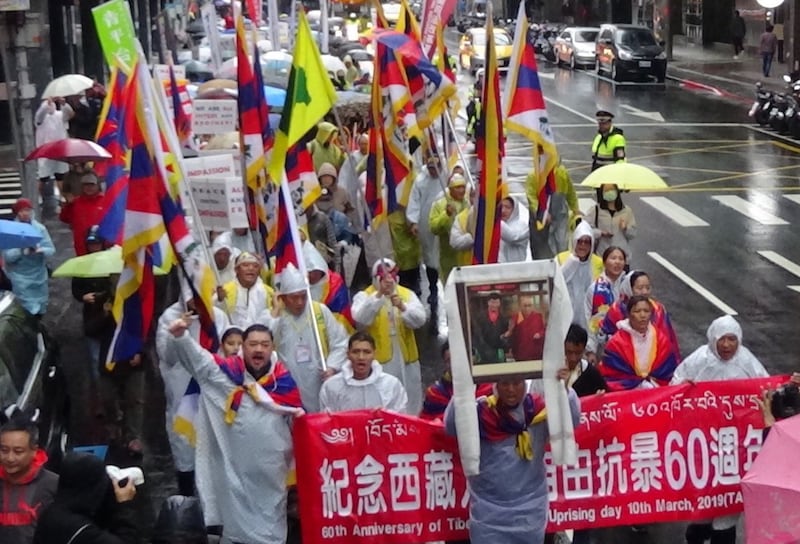 台北千人游行纪念西藏抗暴60周年。(记者夏小华摄)