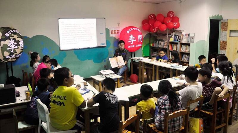 留美硕士李问到马祖安亲班教小朋友以英语推销故乡。（李问提供）