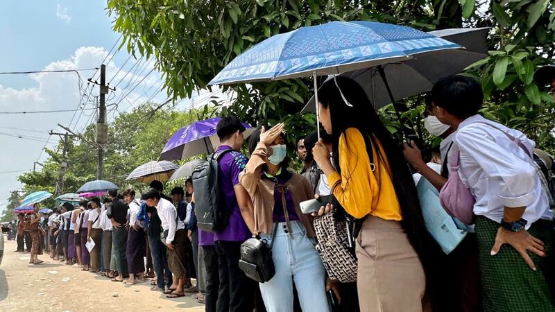 ကိုရီးယားဘာသာ အရည်အချင်းစစ် စာမေးပွဲ (EPS-TOPIK) မှတ်ပုံတင်ကြေး လာရောက်ပေးသွင်းသူများအား ၂၀၂၄ ခုနှစ် မတ်လ ၂၁ ရက်နေ့က ဒဂုံမြို့သစ်မြောက်ပိုင်း၊ ပင်လုံခန်းမရှေ့တွင် တွေ့ရစဉ်။ (Photo: RFA)