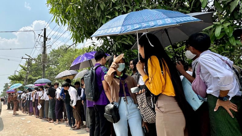ကိုရီးယားဘာသာ အရည်အချင်းစစ် စာမေးပွဲ (EPS-TOPIK) မှတ်ပုံတင်ကြေး လာရောက်ပေးသွင်းသူများအား ၂၀၂၄ ခုနှစ် မတ်လ ၂၁ ရက်နေ့က ဒဂုံမြို့သစ်မြောက်ပိုင်း၊ ပင်လုံခန်းမရှေ့တွင် တွေ့ရစဉ်။ (Photo: RFA)