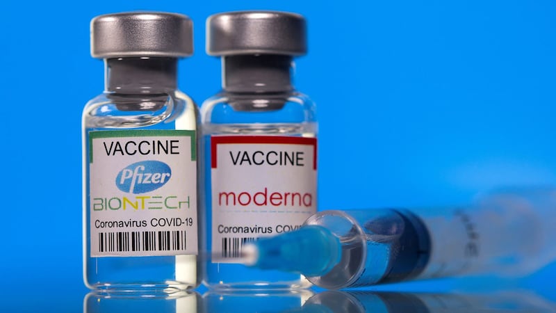 美国捐疫苗，有助提振在第三世界的影响力。图为，輝瑞疫苗（Pfizer）和莫德納疫苗（Moderna）。（路透社图片）