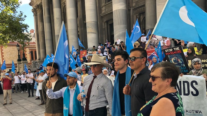 澳大利亚阿德莱德市维多利亚广场于02月19日从早上开始陆续聚集了数百人，参与由东突厥斯坦协会发起的抗议中国政府在新疆地区对维吾尔族人实施的“种族灭绝”的集会游行活动。（记者柳泉提供）