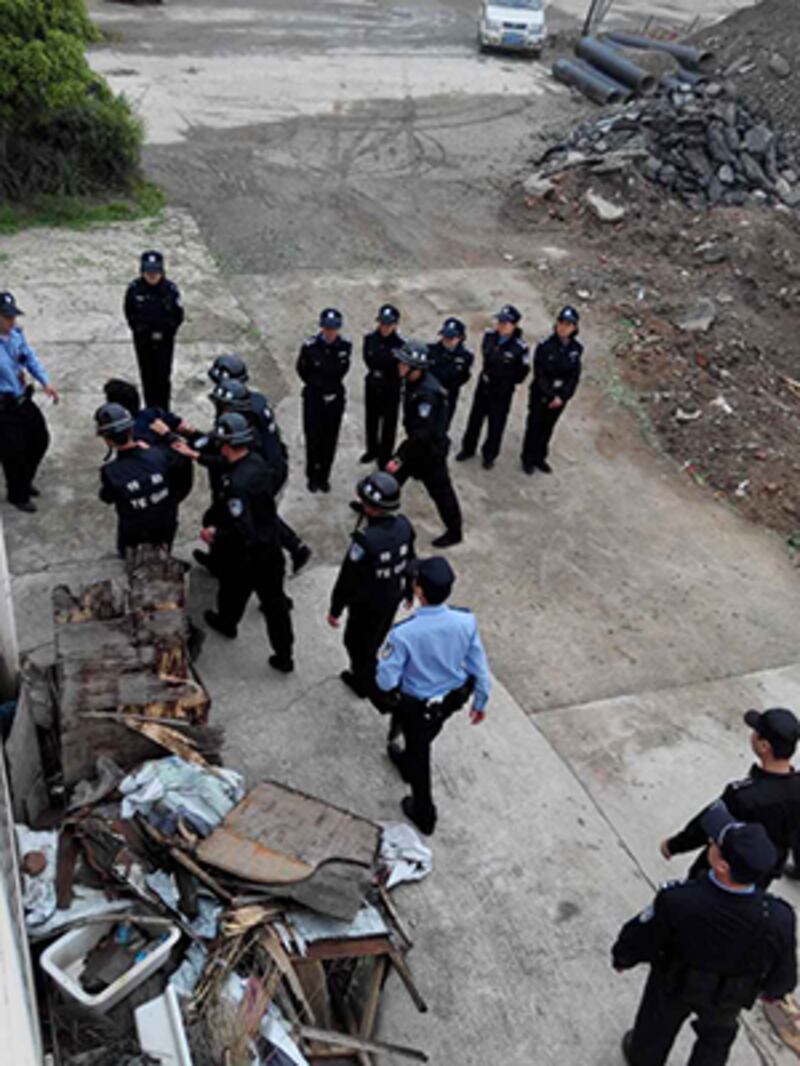 2015年4月29日,數名警察強行把1名公民帶走。(現場人士攝)