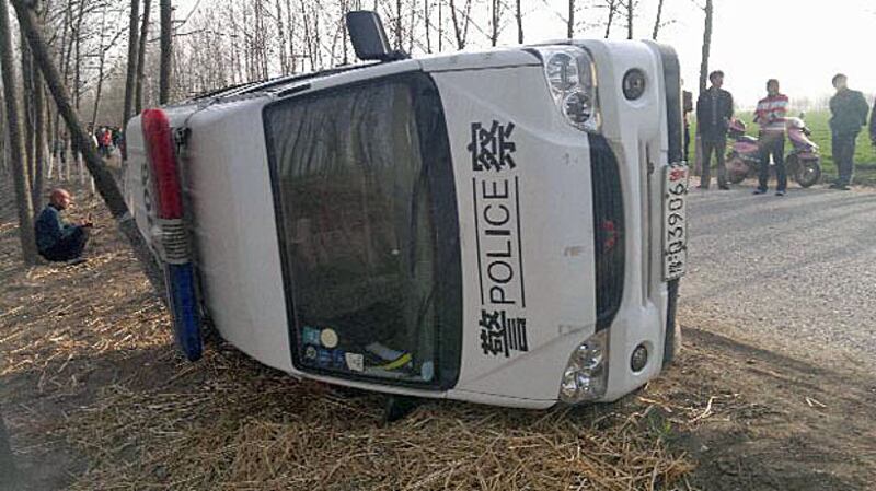 2013年3月7日，平輿縣斑竹村上千村民，不滿政府為徵地派員恐嚇村民，並更出動警員到場鎮壓，於是把警車掀翻洩憤。(網民提供)