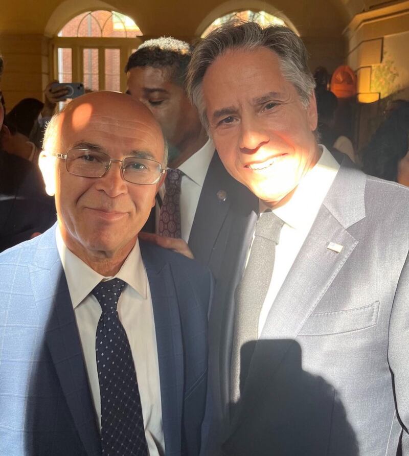 ئامېرىكا تاشقى ئىشلار مىنىستىرى ئانتونى بىلىنكىن بىلەن ئۇيغۇر كىشىلىك ھوقۇق قۇرۇلۇشىنىڭ دېرىكتورى، دۇنيا ئۇيغۇر قۇرۇلتىيى ئىجرائىيە كومىتېتىنىڭ رەئىسى ئۆمەر قانات ۋاشىنگتوندا ئۆتكۈزۈلگەن روزا ھېيتلىق زىياپەتتە. 2023-يىلى 9-ماي، ۋاشىنگتون
