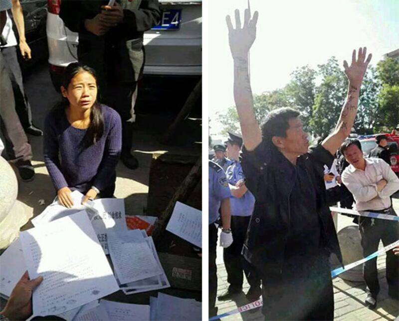 (圖左) 2015年5月18日，周秀雲女兒王倩遭拒旁聽，坐在法院外哭成淚人。 (圖右) 有聲援者手臂上寫著“要辦旁聽證”，抗議拒絕申請旁聽周秀雲的案件。(相片來自網友秀才江湖推特)