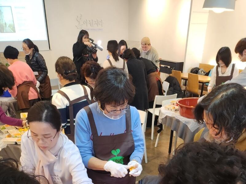 남북 봉사 단체 유니시드의 과일 도시락