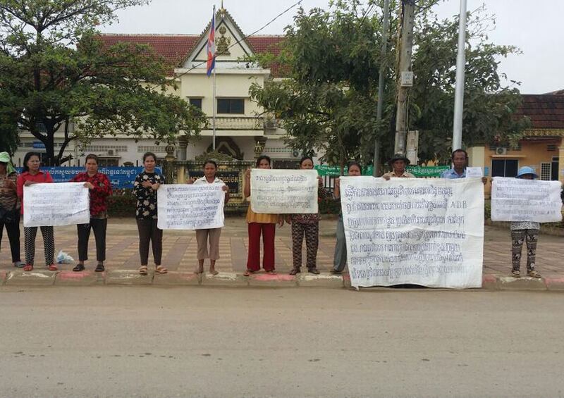 ពលរដ្ឋ​ដែល​ប៉ះពាល់​ពី​គម្រោង​សាងសង់​ផ្លូវ​រថភ្លើង​នៅ​សង្កាត់​ផ្សារ​កណ្ដាល លើក​បដា​តវ៉ា​ឲ្យ​អាជ្ញាធរ​ដោះស្រាយ​នៅ​មុខ​សាលា​ក្រុង​ប៉ោយប៉ែត ខេត្ត​បន្ទាយមានជ័យ នៅ​ថ្ងៃ​ទី​៦ តុលា ឆ្នាំ​២០១៦។